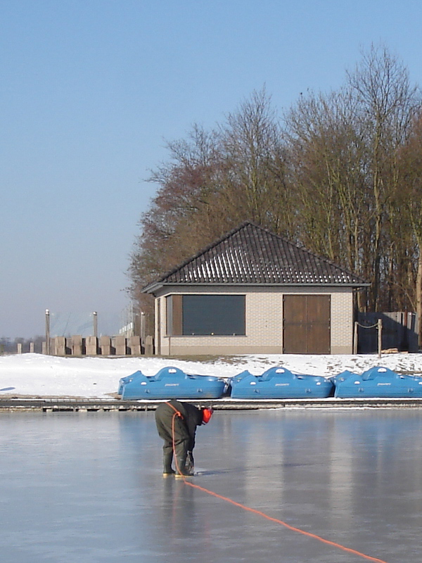 DSC06924.jpg - Erik begint met het maken van een wak, tot de kettingzaag er mee stopte... Gelukkig hadden we meer gereedschap mee...